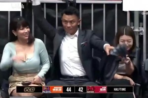 你小子艳福不浅啊！看场比赛还带