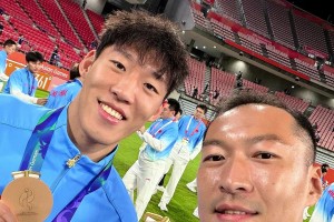 吴曦社媒晒铜牌：我是U23老将！答应的事会做到，分你们一半